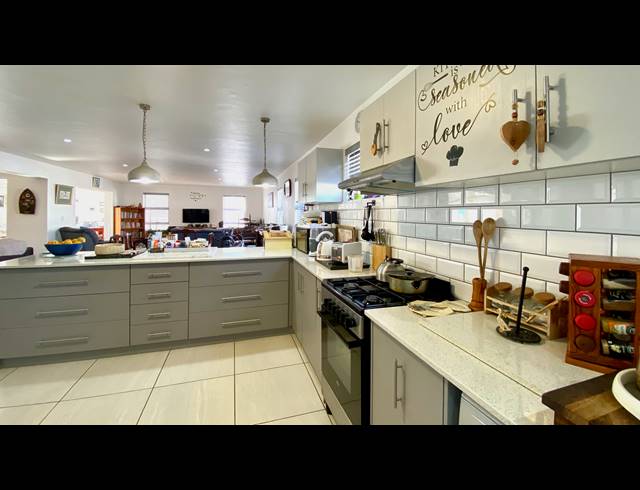4 BEDROOM HOUSE FOR SALE IN DWARSKERSBOS
